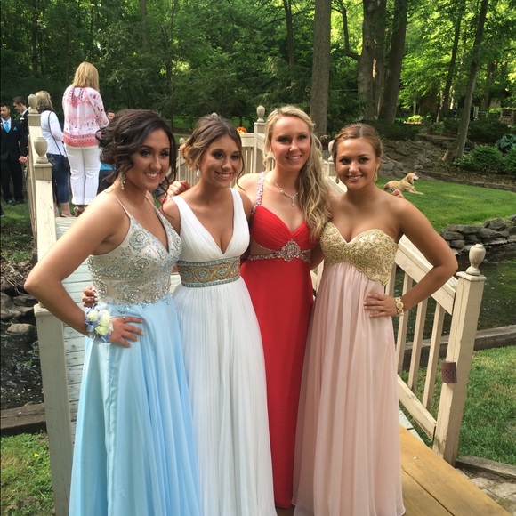 Dresses & Skirts - White flowy prom dress